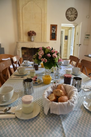 Daily continental breakfast (EUR 18 per person)
