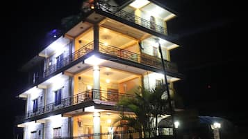 Fachada de la propiedad por la tarde o noche