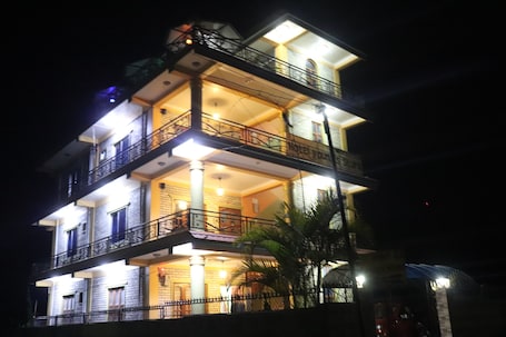 Fachada de la propiedad por la tarde o noche