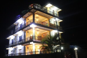 Fachada da propriedade à noite