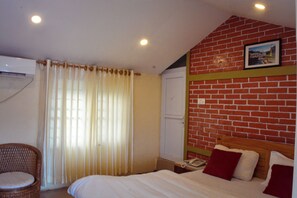 Tabla de planchar con plancha, wifi gratis y ropa de cama