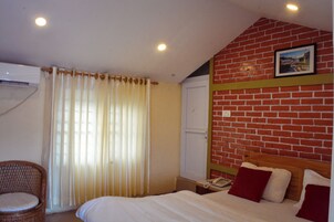 Tabla de planchar con plancha, wifi gratis y ropa de cama