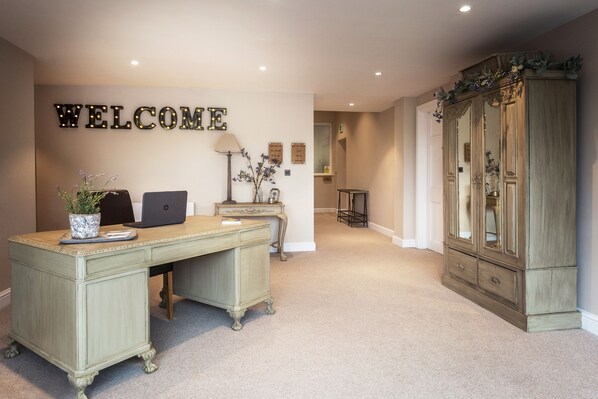 Interior entrance - Birchover Bridgford Hall (Nottingham)
