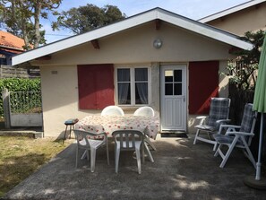 Outdoor dining - Quiet lodge for a couple at 200 from the beach, 900 m from the city center (Soulac-Sur-Mer)