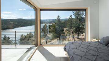 3 bedrooms, desk, laptop workspace, iron/ironing board