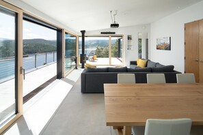 Casa, 3 habitaciones | Sala de estar | Smart TV 