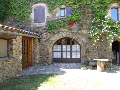 Pretty gîte in a typical hamlet near the Parc des Cévennes River swimming 5 minutes away.