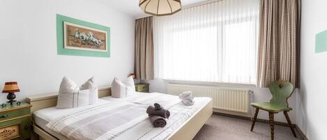 2 chambres, lit parapluie, draps fournis