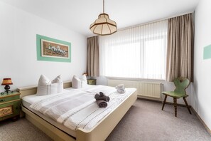 2 slaapkamers, reisbedje, beddengoed