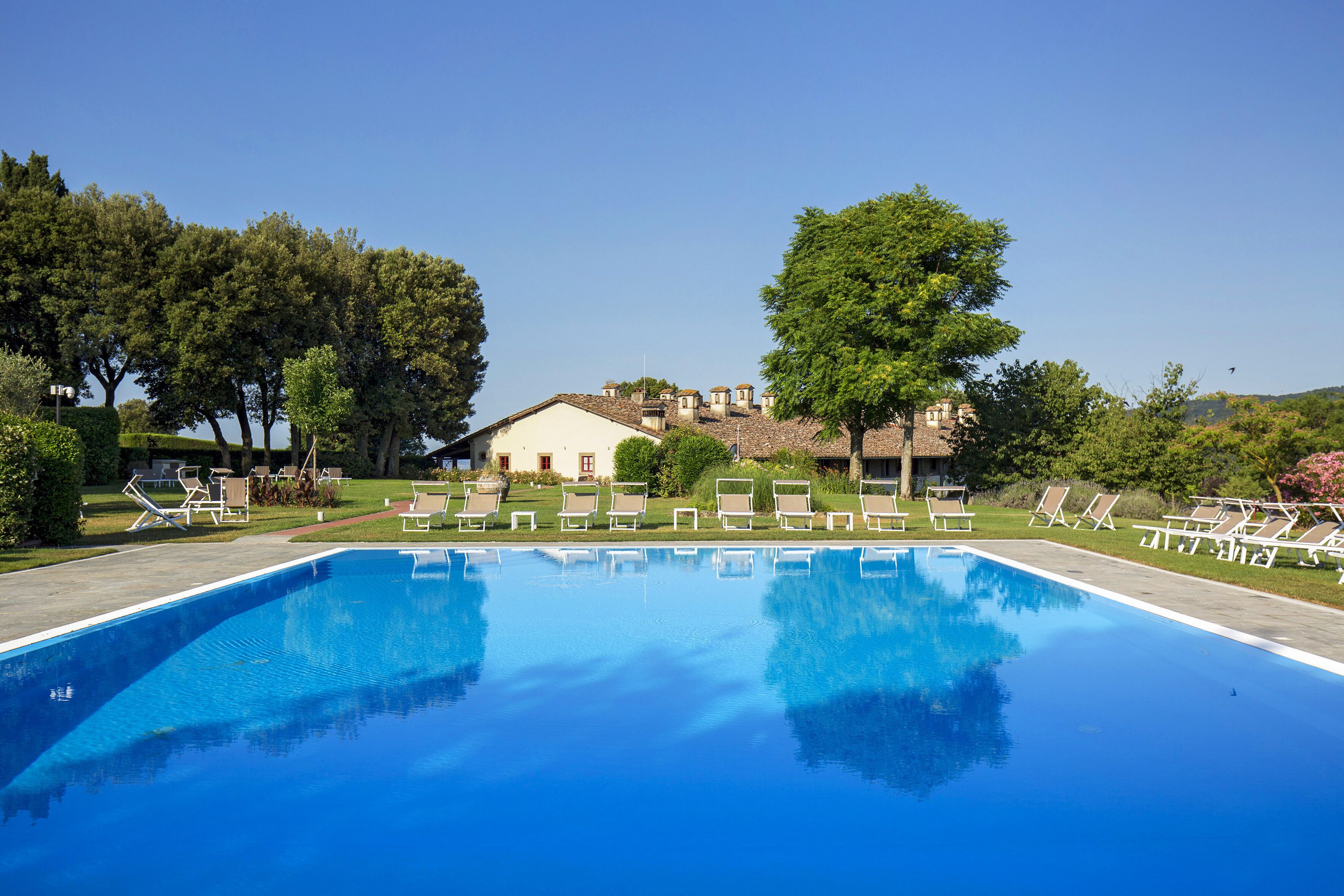 Piscina externa sazonal, funciona das 9h às 19h, espreguiçadeiras