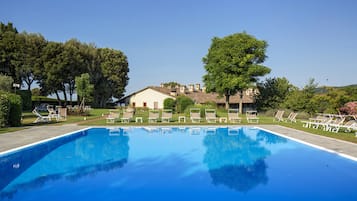 Piscina externa sazonal, funciona das 9h às 19h, espreguiçadeiras