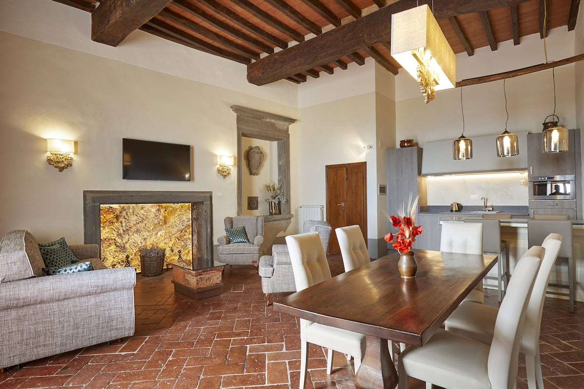 Suite, 2 chambres (Borgo Suite) | Aire de séjour | Téléviseur à écran plat