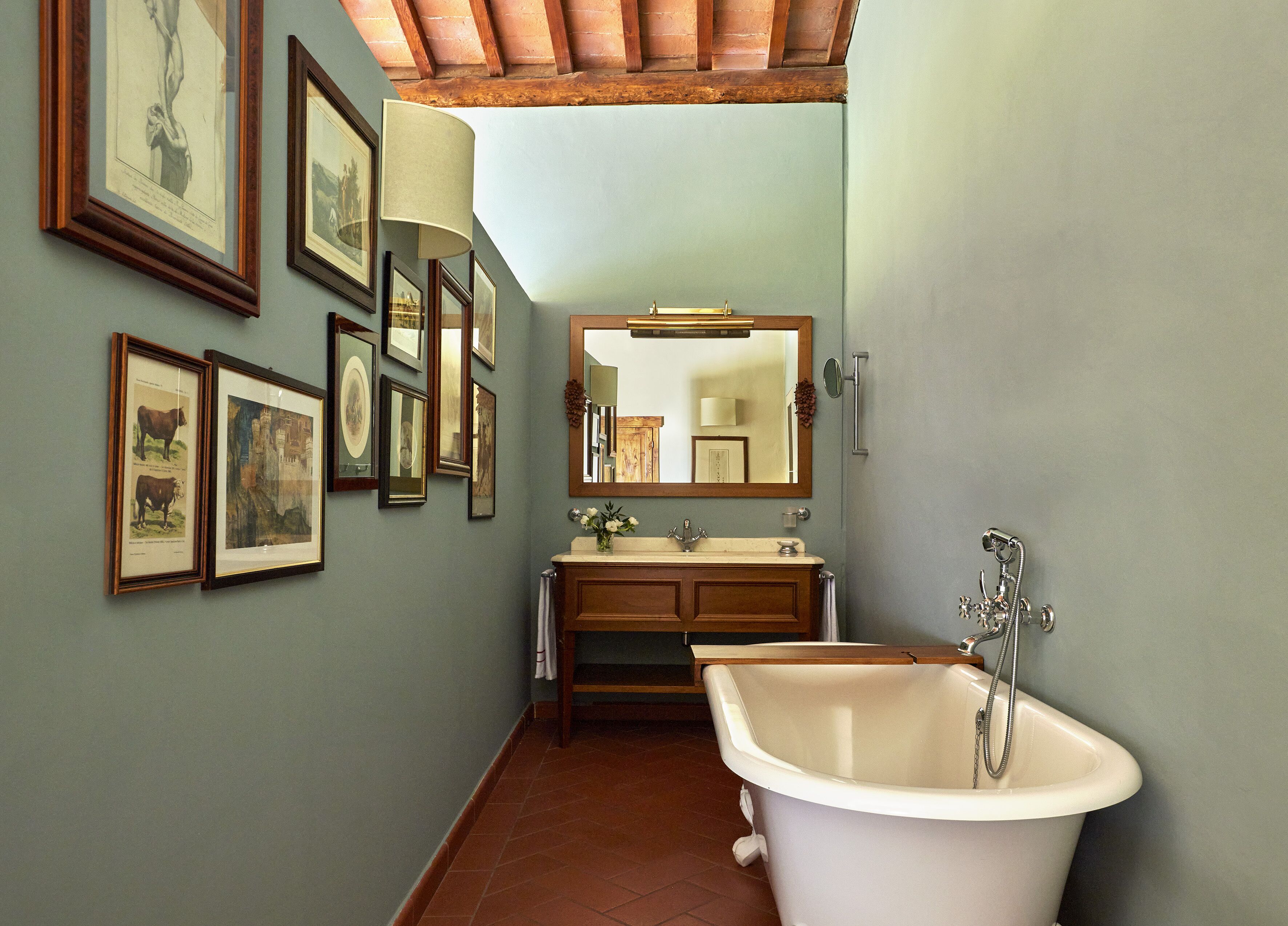 Un baño con bañera, lavabo y espejo.