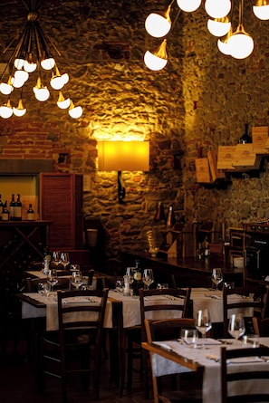 Hi ha 2 restaurants i s'hi serveixen esmorzars; plats de cuina local