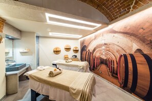 Ruang perawatan pasangan, sauna, hot tub, dan ruang uap