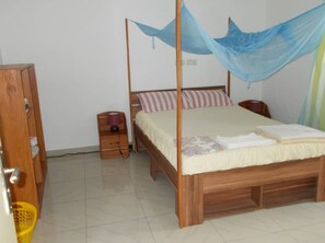 3 bedrooms, iron/ironing board, WiFi, bed sheets