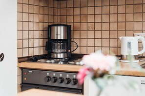 Réfrigérateur, un four, chaise haute