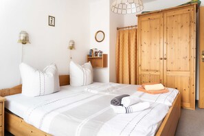 1 bedroom, travel cot, bed sheets
