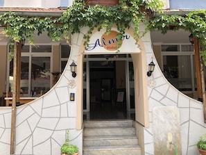 Property entrance - Almir Hotel (Erdemli)