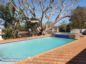 สระว่ายน้ำในร่ม, สระว่ายน้ำกลางแจ้ง