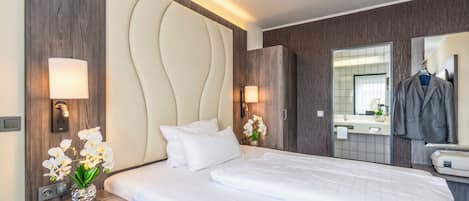 Standard Single Room | Minibar, in-room safe, desk, laptop workspace