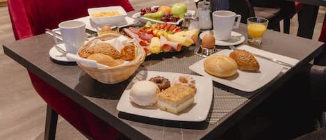 Desayuno buffet (EUR 15.00 por persona)