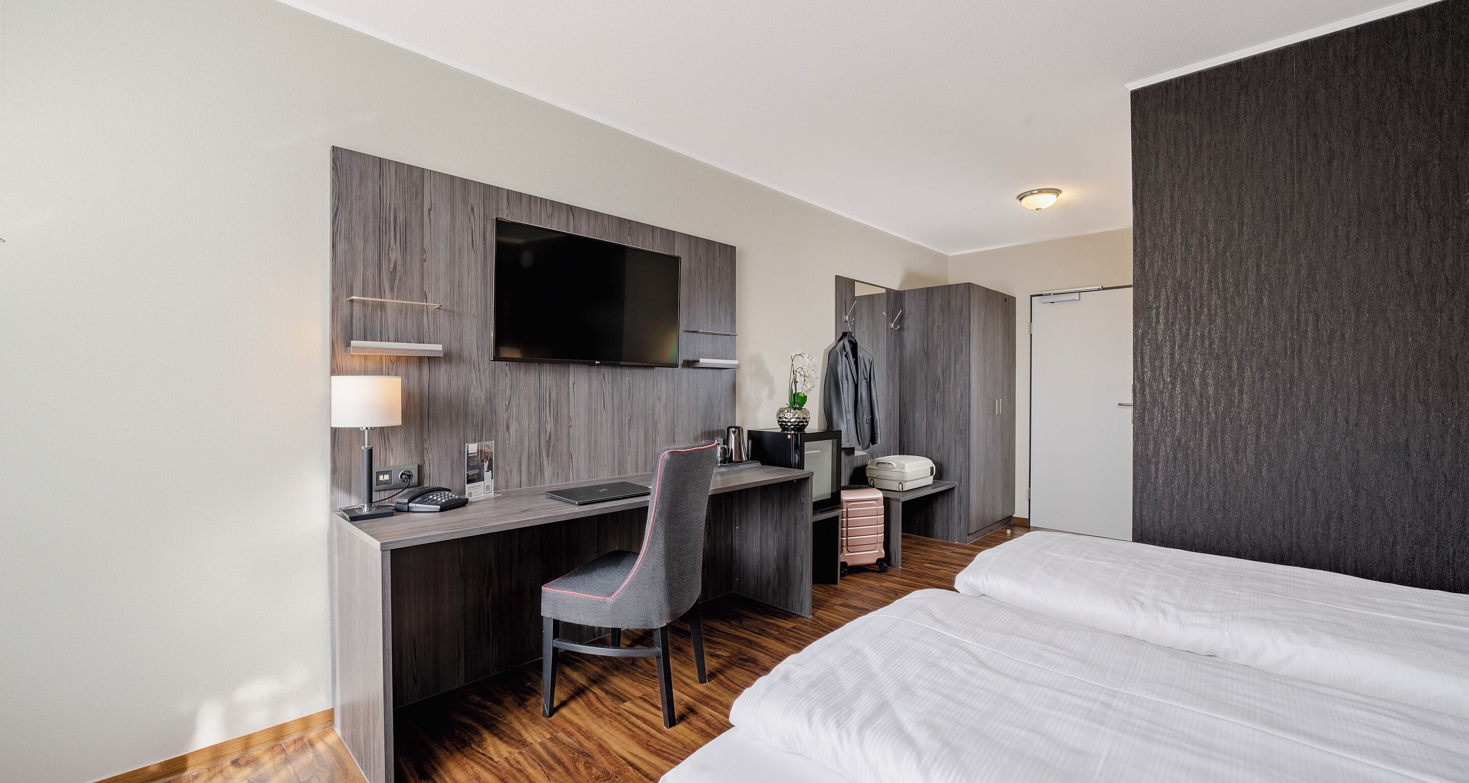 Dobbeltrom – comfort | Minibar, safe på rommet, skrivebord og skrivebord for bærbar PC