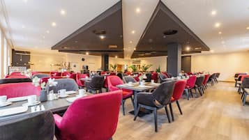 Tägliches Frühstücksbuffet (17 EUR pro Person)