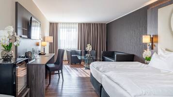 Junior Suite | Minibar, in-room safe, desk, laptop workspace