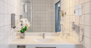 Chambre Double Standard | Salle de bain | Baignoire, sèche-cheveux, serviettes fournies, savon
