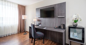 Standard Double Room | Minibar, in-room safe, desk, laptop workspace - PLAZA INN Grevenbroich (Grevenbroich)