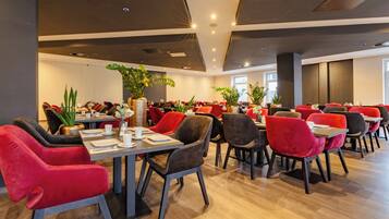 Päivittäinen buffetaamiainen (17 EUR per henkilö)