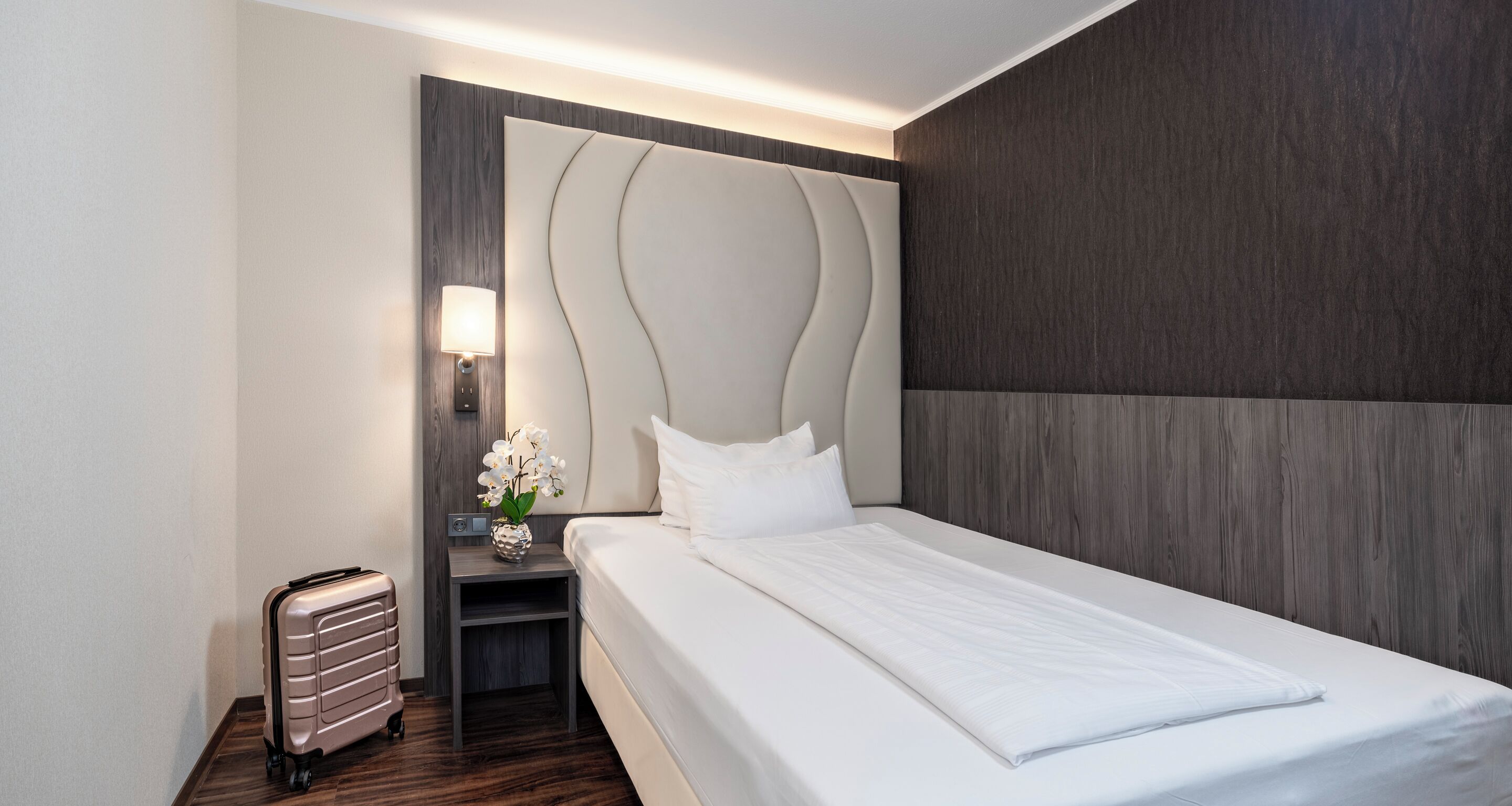 Minibar, két bảo mật tại phòng, bàn 