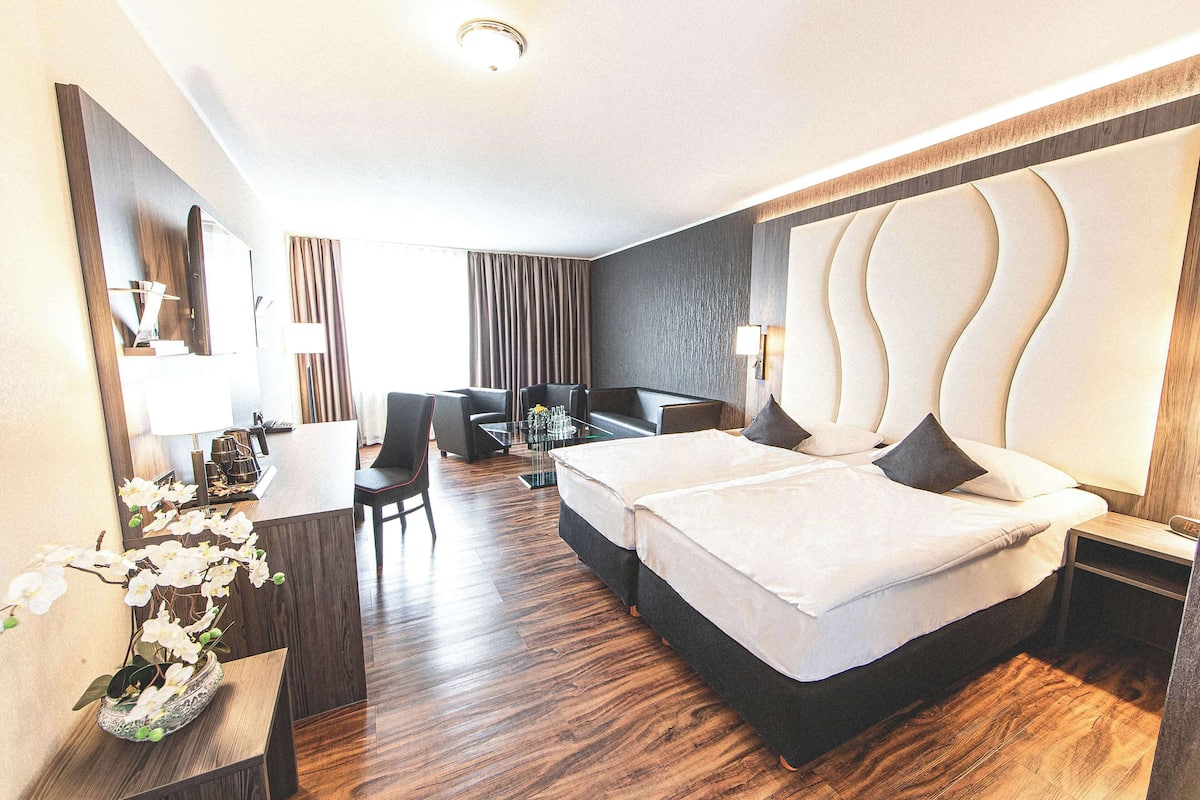 Junior suite, meerdere bedden | Een kluis op de kamer, verduisterende gordijnen, gratis babybedden