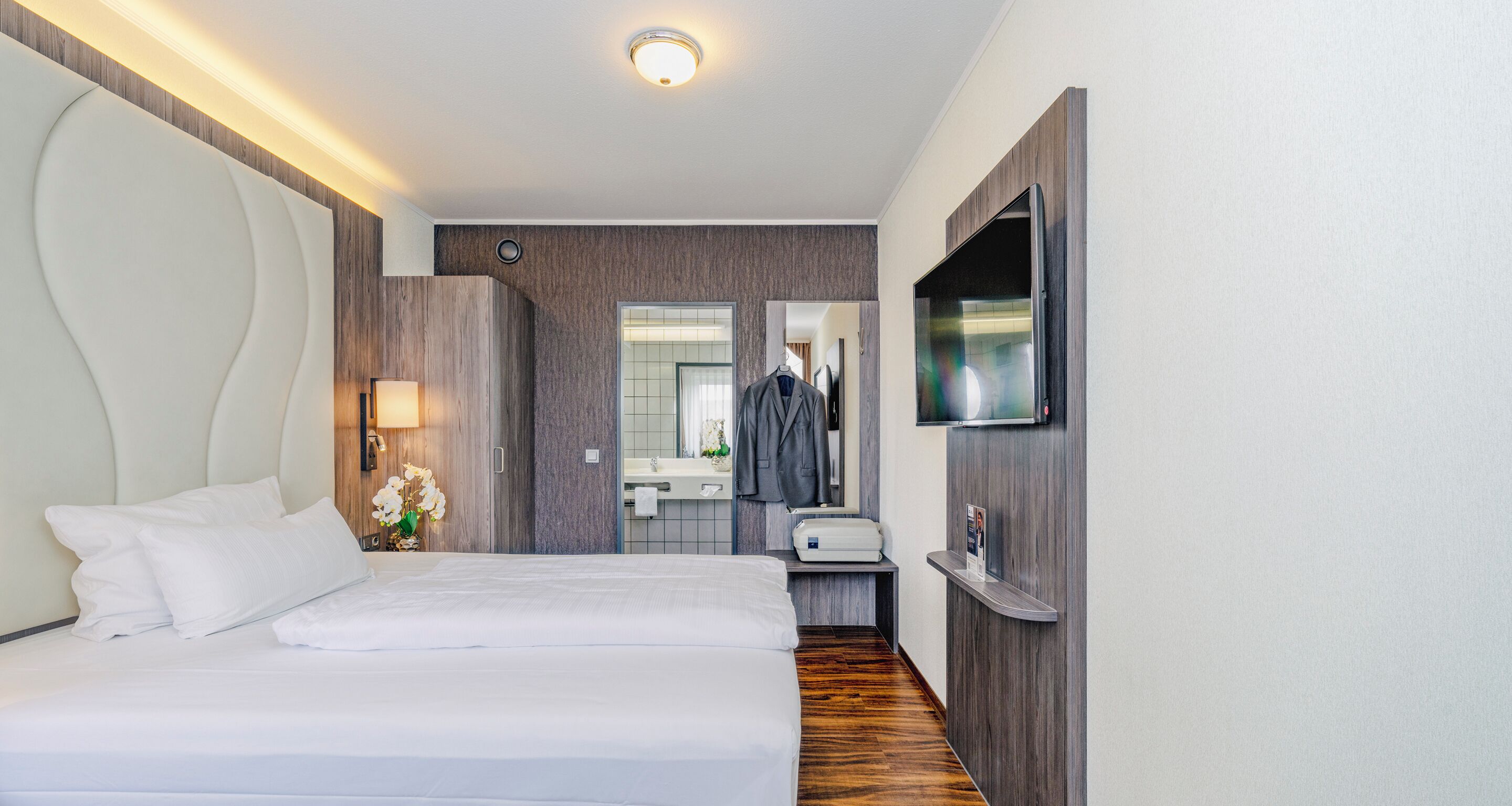 Minibar, safe på rommet, skrivebord og skrivebord for bærbar PC