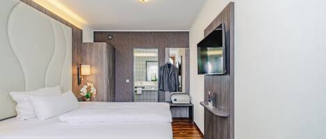 Een minibar, een kluis op de kamer, een bureau, een laptopwerkplek