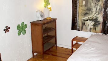 1 sovrum, strykjÀrn/strykbrÀda och sÀngklÀder