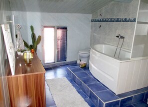 Baignoire, sĂšche-cheveux, serviettes fournies