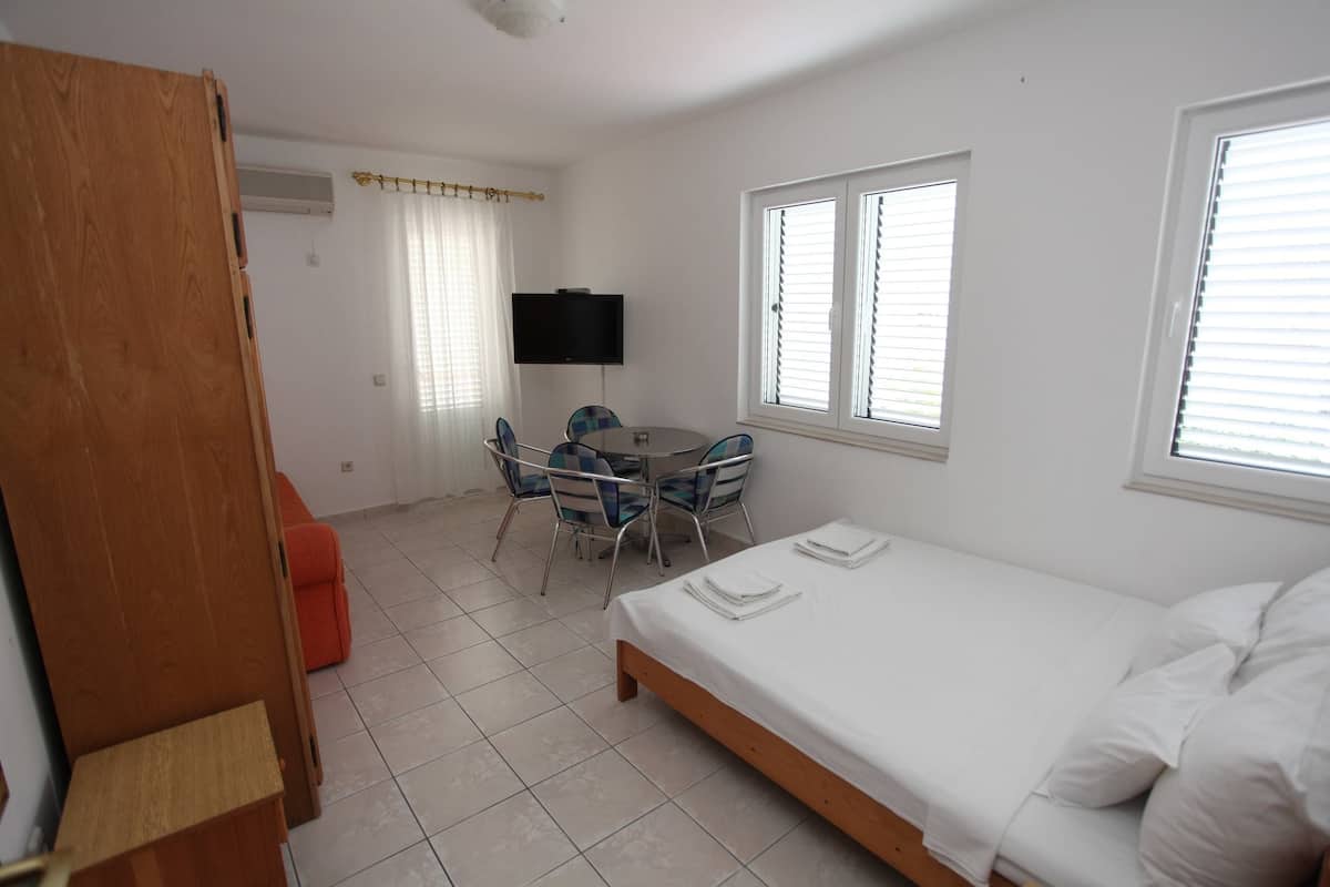 Comfort Studio, Balcony (202) | WiFi (free), bed sheets