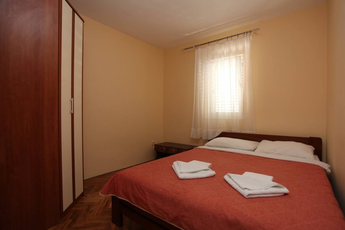 Deluxe Apartment, 2 Bedrooms (St.3) | WiFi (free), bed sheets