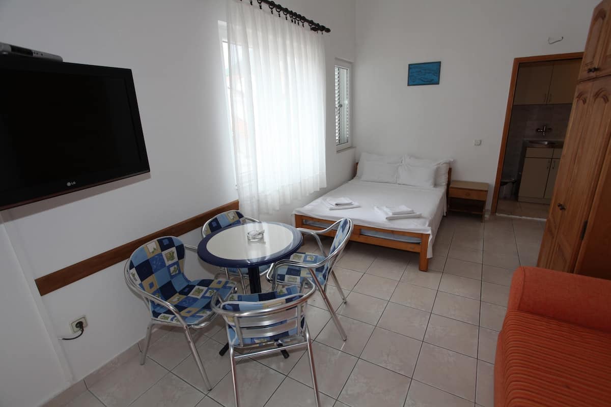 Studio, Balcony (302) | WiFi (free), bed sheets