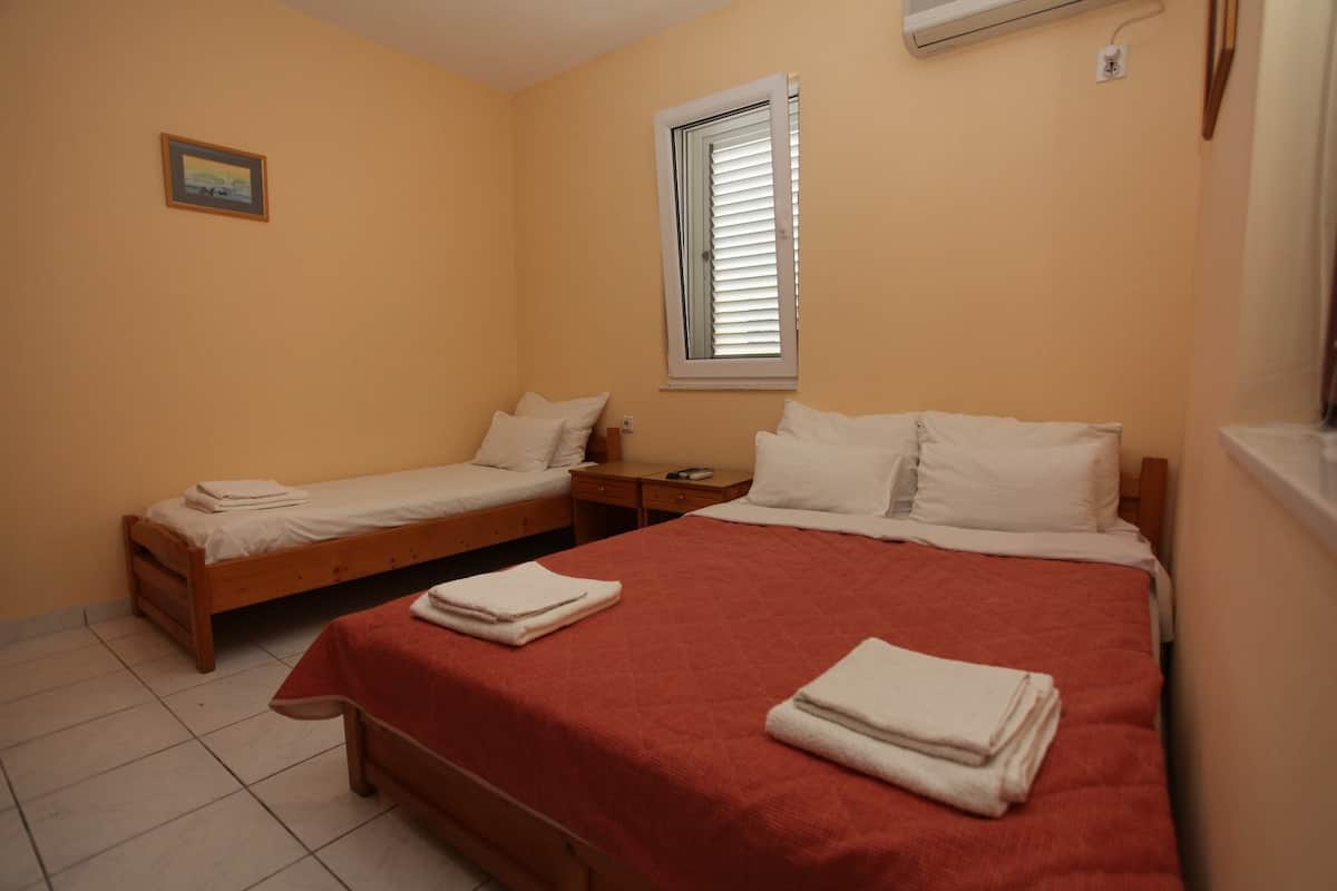 Studio (105) | WiFi (free), bed sheets