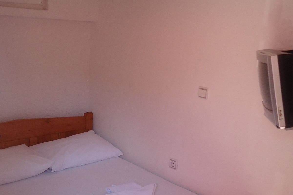Double Room (So.3) | WiFi (free), bed sheets