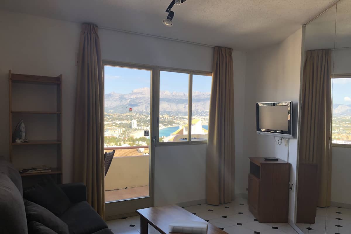 Apartment, 1 Bedroom (Balcón o terraza ) | Living room | Flat-screen TV