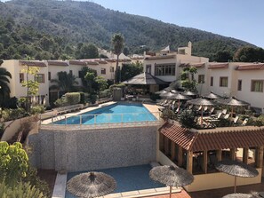 Outdoor pool, pool umbrellas, sun loungers - Albir Up Paradise (L'Alfas del Pi)