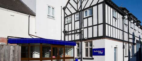 Un edificio tradicional con un letrero que indica Redwings Lodge.