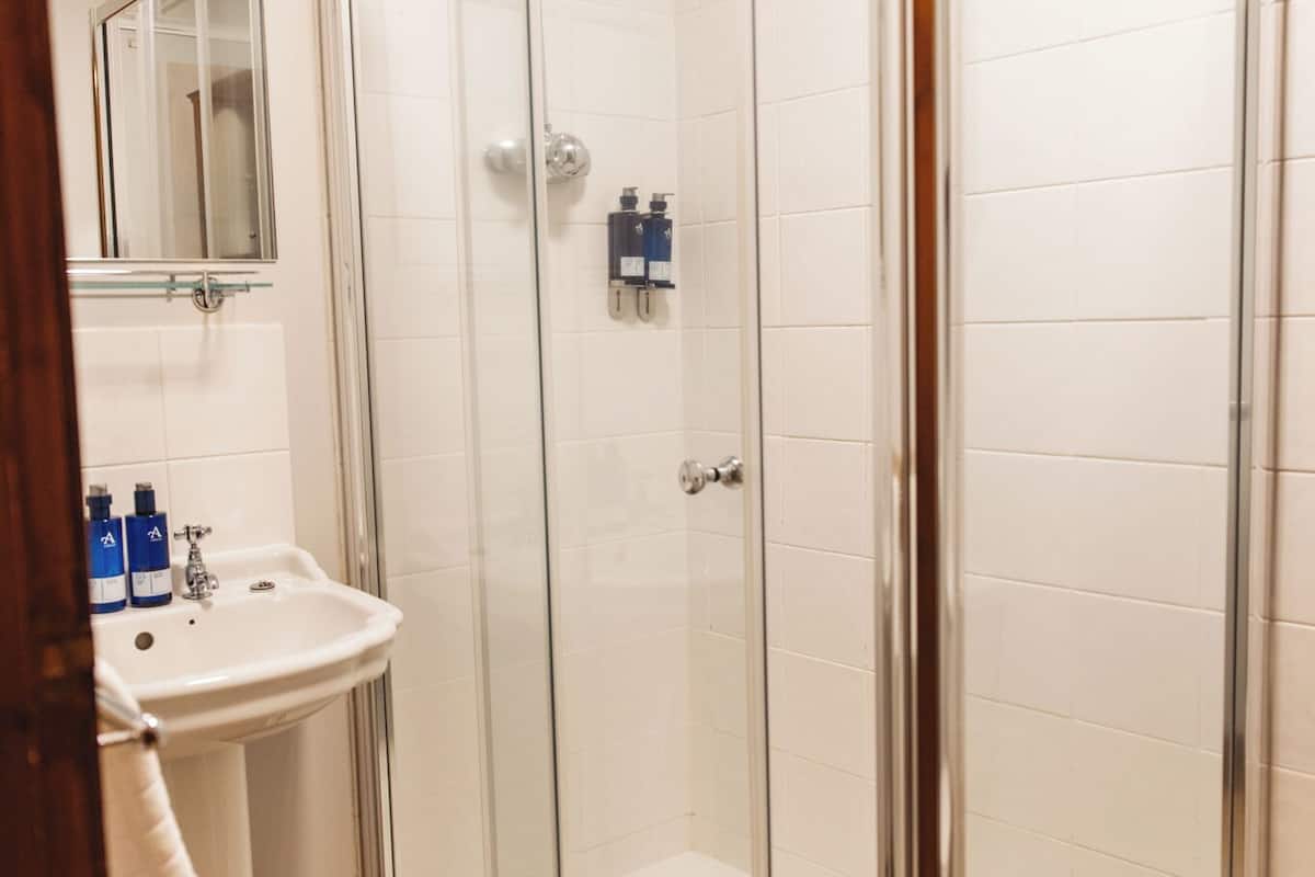 classic double room | bathroom | free toiletries, hair dryer, towels