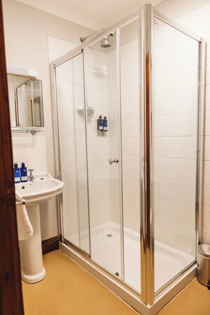 Classic Double Room | Bathroom | Free toiletries, hair dryer, towels - Greshornish House Hotel (Skeabost)