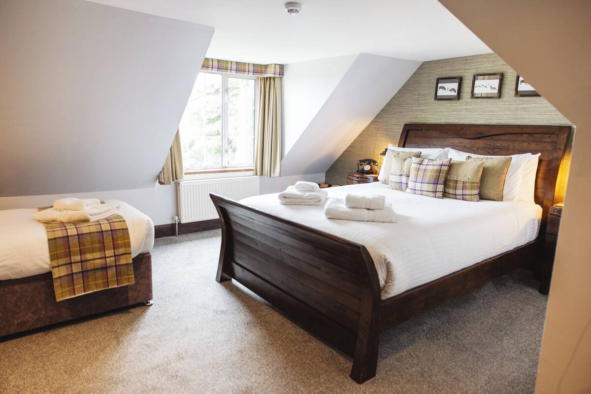 family room | 1 bedroom, iron/ironing board, wifi, bed sheets