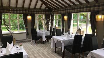 Bữa sáng đầy đủ hàng ngày (15.00 GBP/mỗi người)